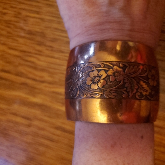 Copper bracelet cuff with flowers etched & beautifully engraved down center! - Picture 5 of 5